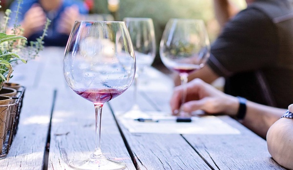Was halten Sie zum Beispiel von einer Weinprobe? Weinprobe