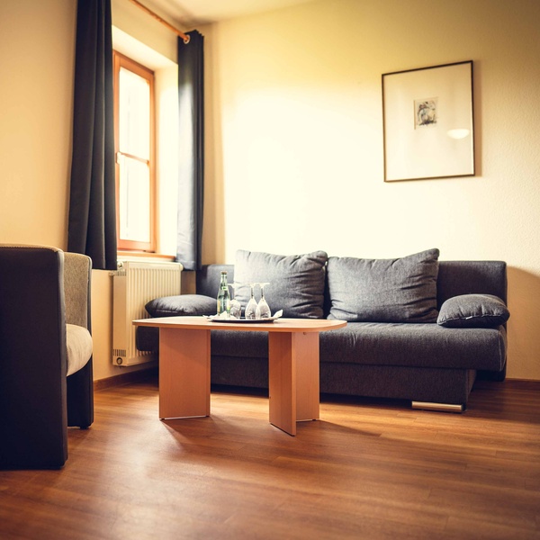großzügige Zimmer, einige mit Sitzgelegenheit